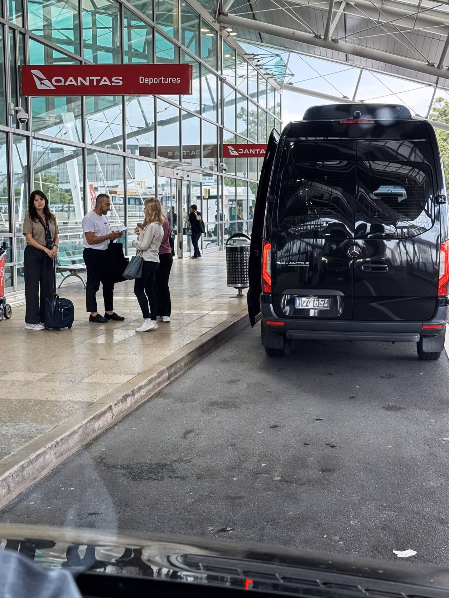 How much does a taxi cost from Sydney Airport to Sydney CBD?