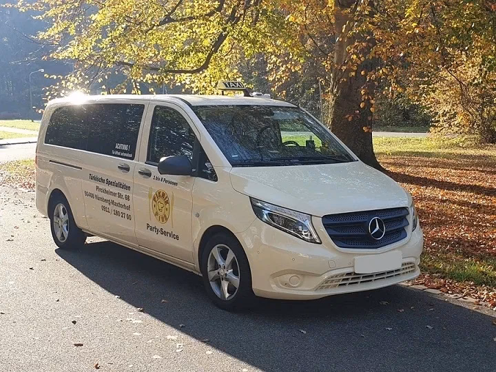 Wie lange dauert ein Taxi vom Flughafen Nürnberg in die Stadt?