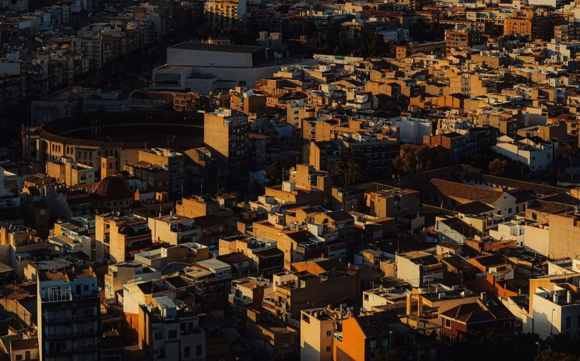 Is there a bus from Alicante Airport to Rojales?