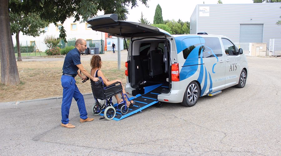 Is there a bus from Stalingrad to Les Baux de Provence?