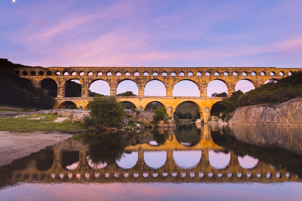 How to get a cab in Vers-Pont-du-Gard?