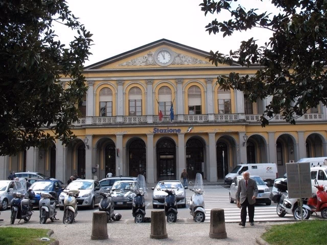 How far is Bagni di Lucca from Lucca?