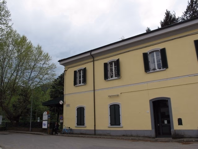 How far is Bagni di Lucca from Lucca?