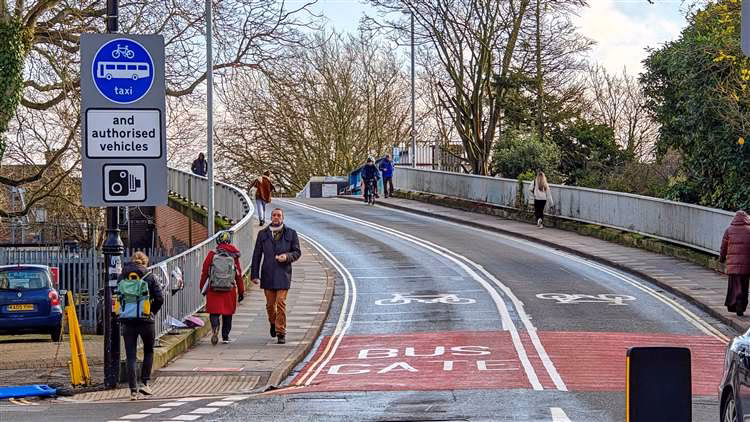 How do I get to Cambridge & Huntingdon College?