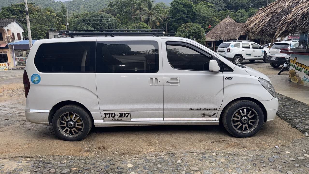 How far is Parque Tayrona from Cartagena?