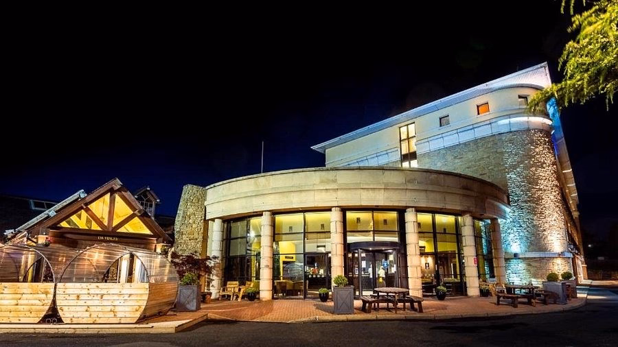 What can you do in Derry if you stay at Da Vinci's hotel?