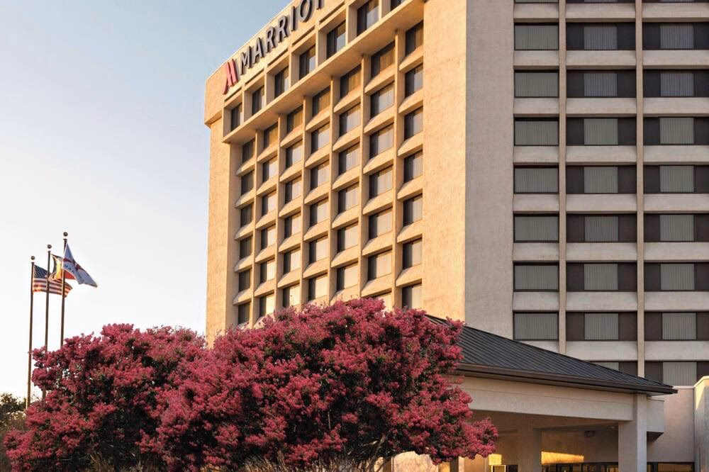 Does Dallas Fort Worth Airport Marriott have a shuttle service?