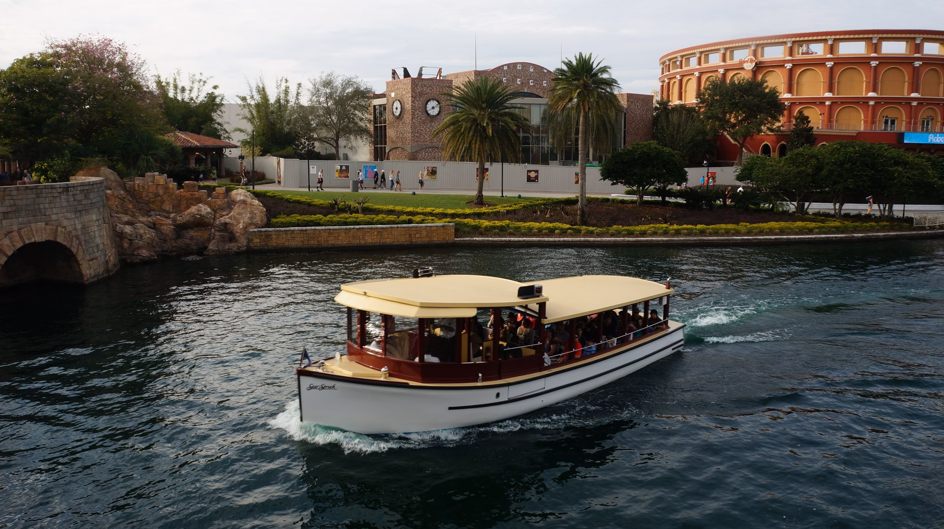 Can you take a water taxi to Universal Orlando?