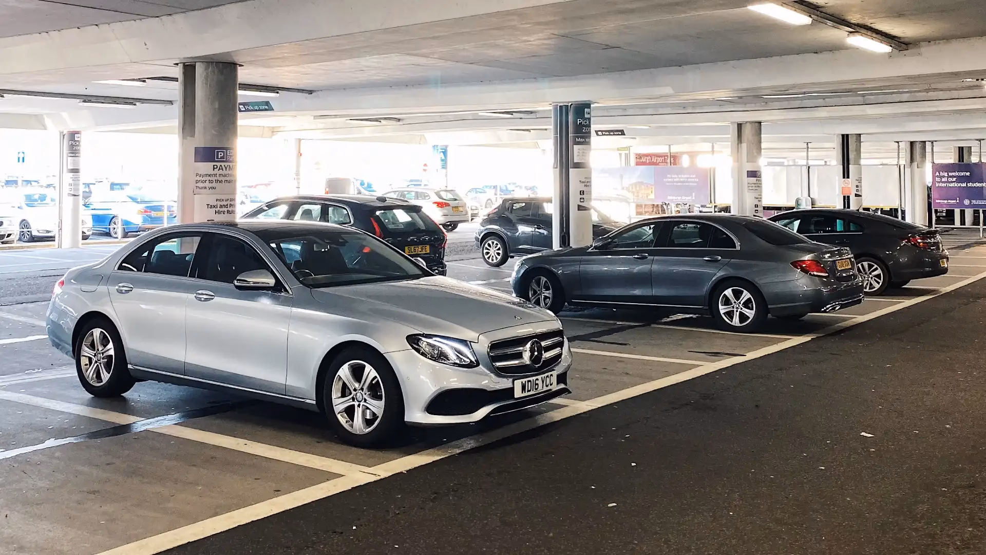 Does Dundee taxi offer airport transfers?