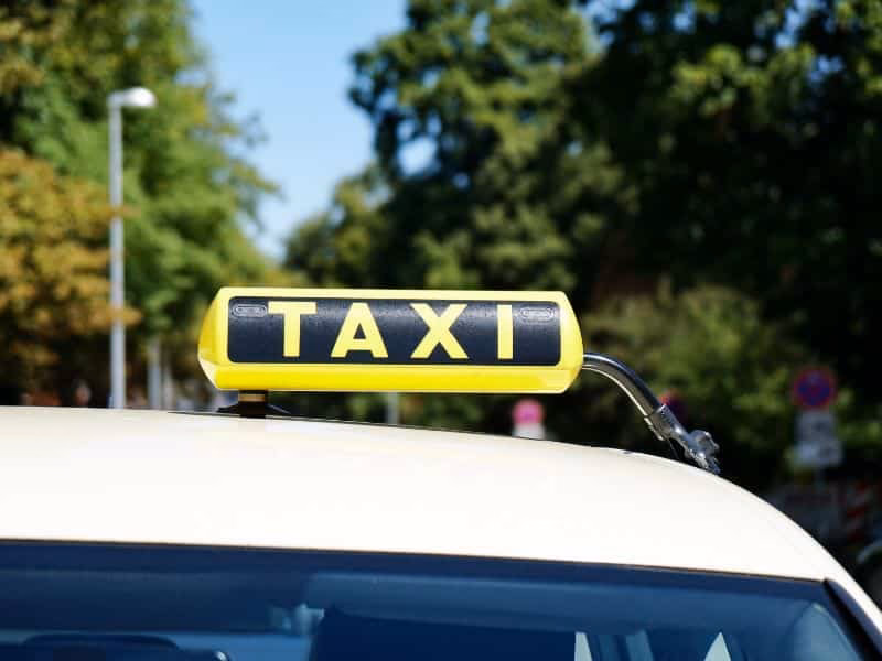 How far is Figueres from Cadaqués?