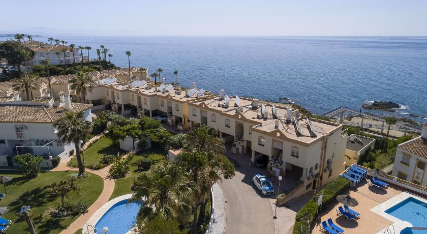 How to get from Faro de calaburra to Rotonda Ford?