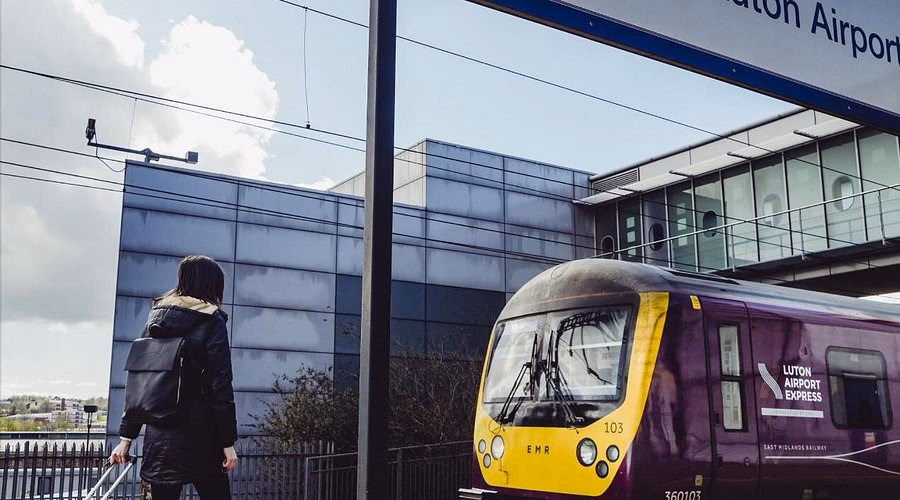 Can smartcards be loaded at Hinton Admiral station?