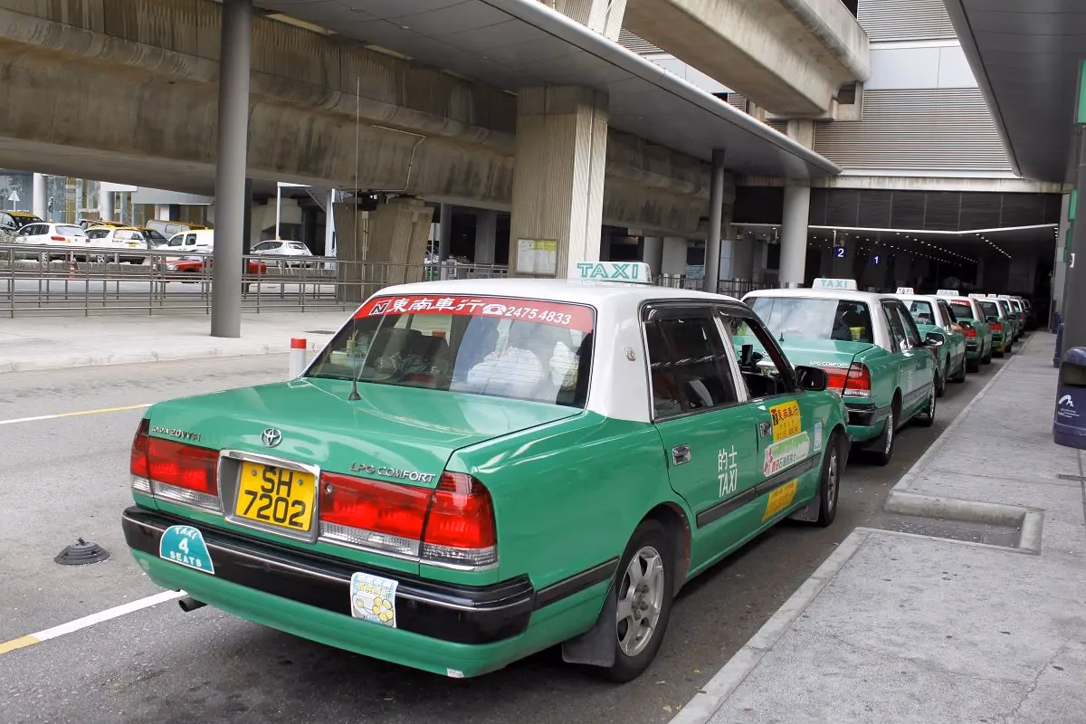 How do I get to Hong Kong Disneyland?