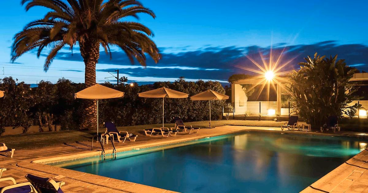 How to get from Faro Airport to city centre?