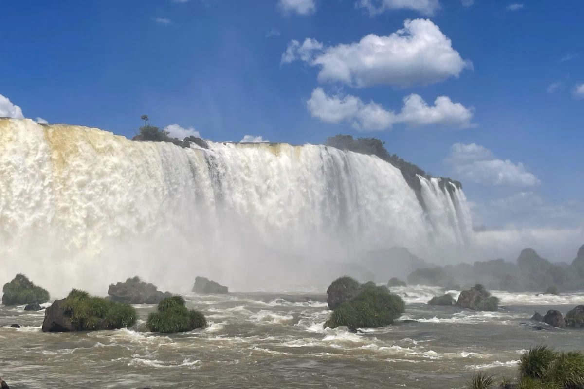 How to get from Foz do Iguacu to Argentina?