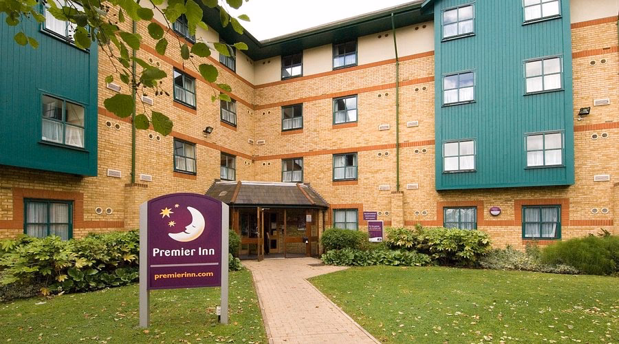 Does Luton Airport Parkway have a shuttle service?