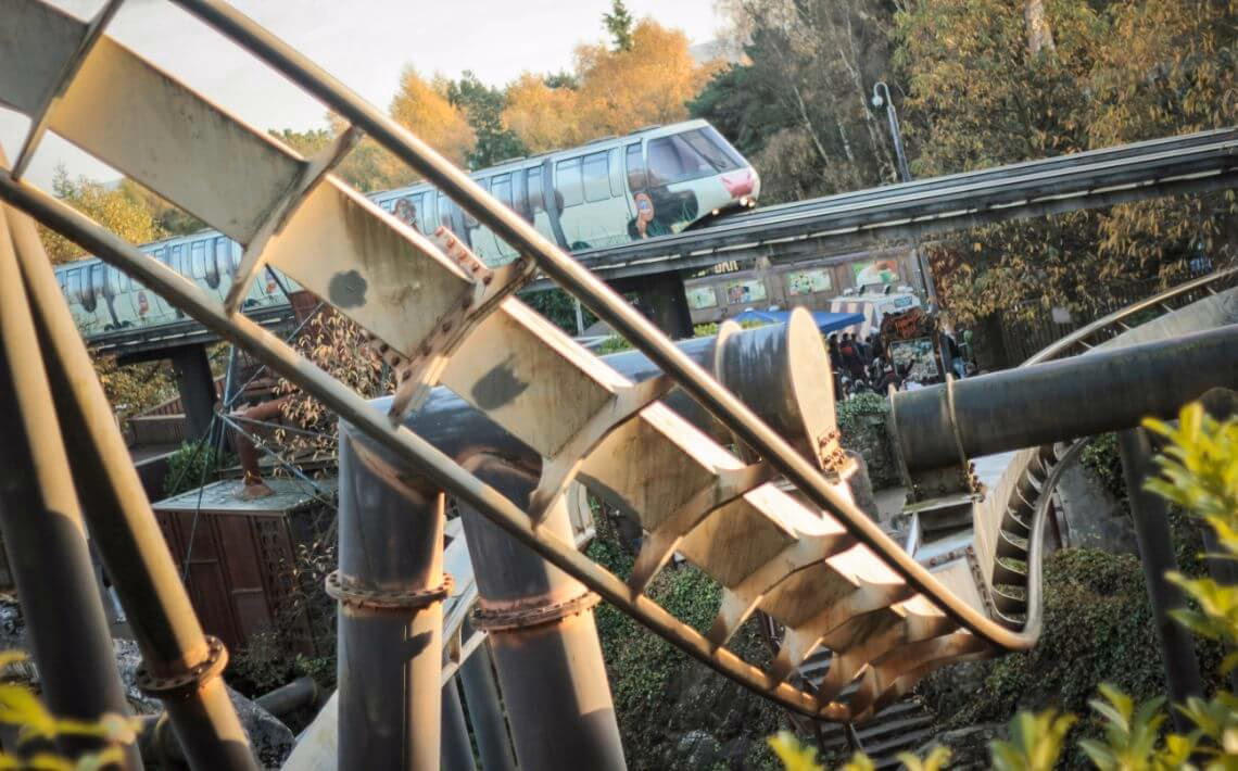 Is there a bus from Manchester Airport (man) to Alton Towers?