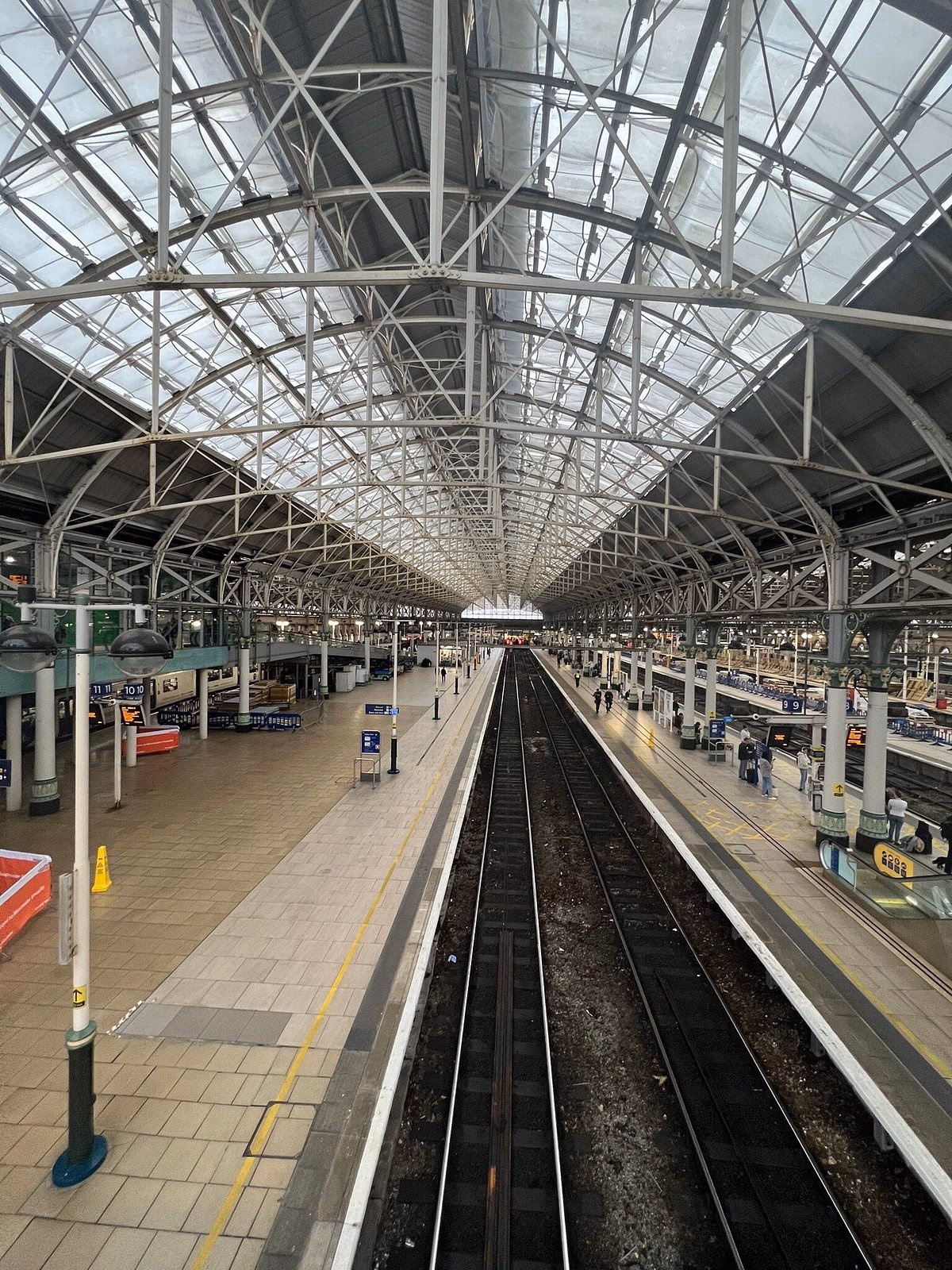 How do I get from Manchester to Chesterfield without a car?