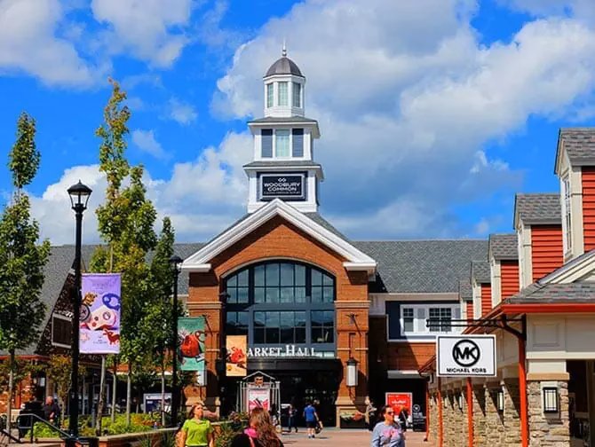 How to get from Midtown Manhattan to Woodbury Common Premium Outlets?