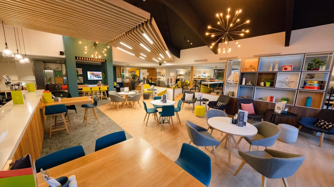 How do I get from Newport station to Coldra Court Hotel?