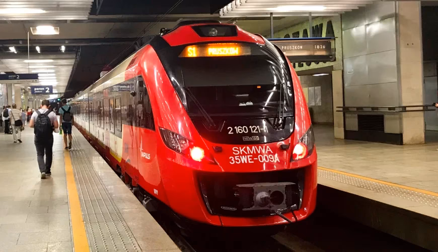 How far is Warsaw Modlin Airport from Warsaw?