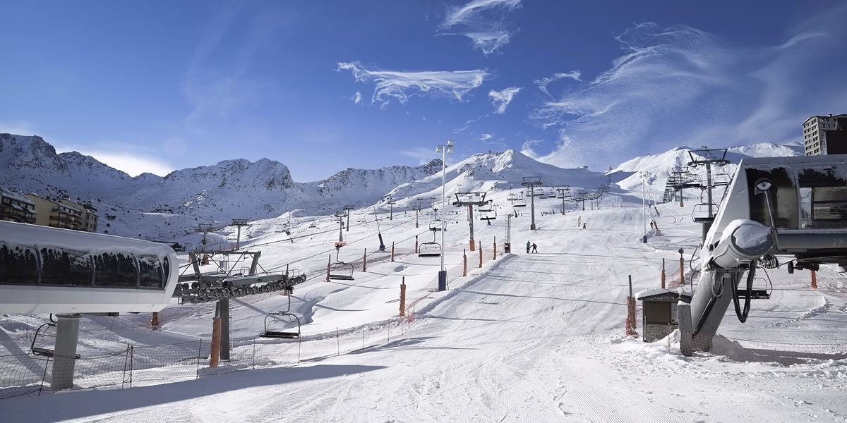 How much is a bus from Pas de la Casa Carrer de les abelletes?