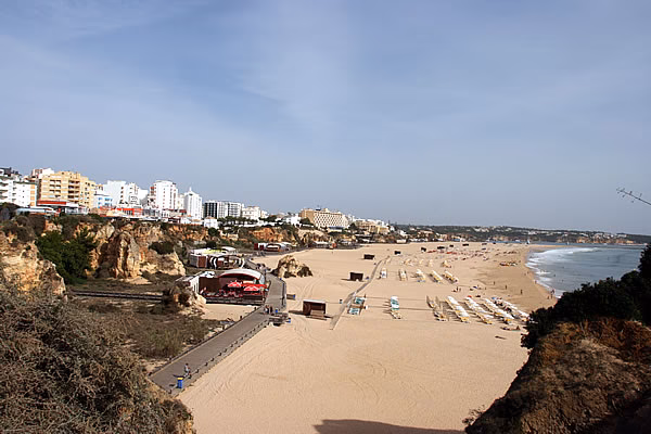 Why should you choose a taxi to Praia da Rocha?