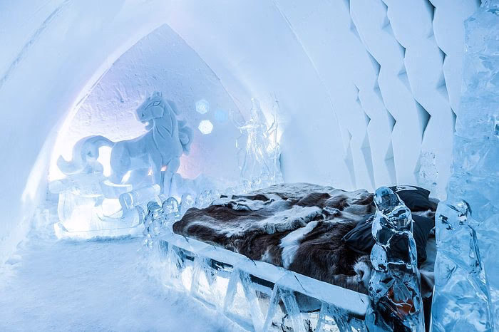 How far is Rovaniemi from Helsinki Airport?