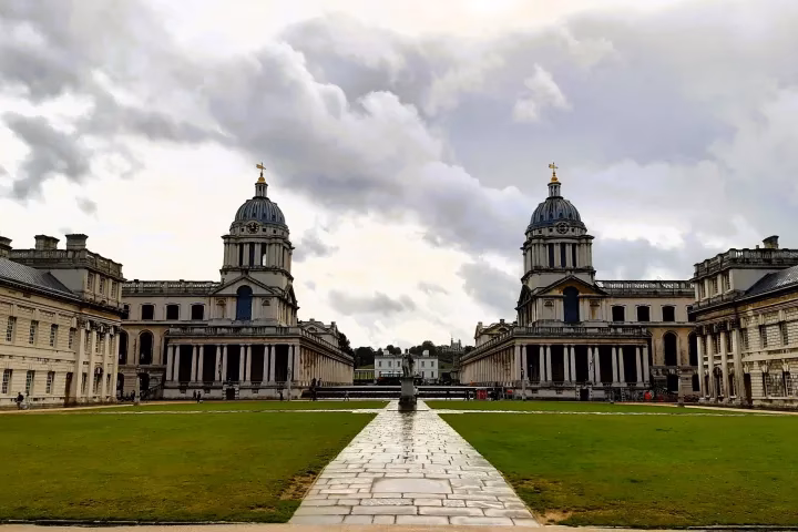 Which buses stop near the Royal Observatory Greenwich & Peter Harrison Planetarium?