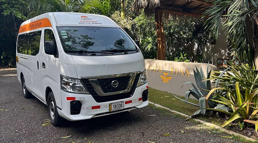 Which airlines fly from San José to Liberia?