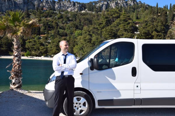 Is there a ferry from split to Makarska?