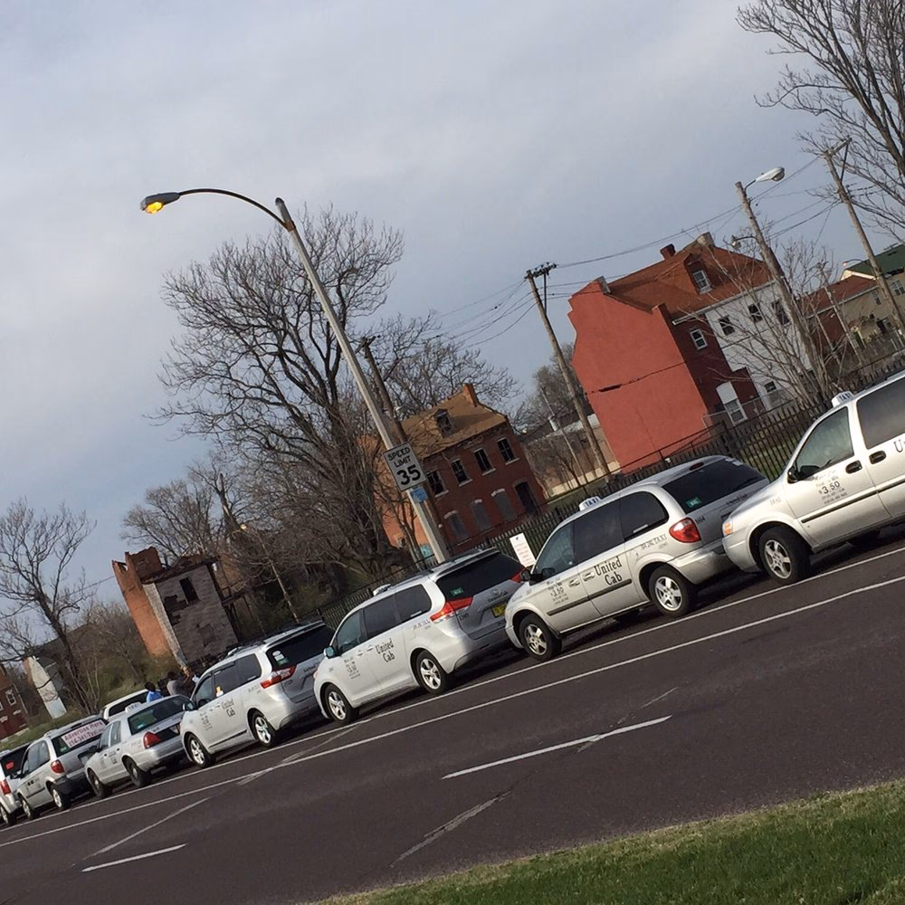 How long does a taxi take to arrive in St Louis?