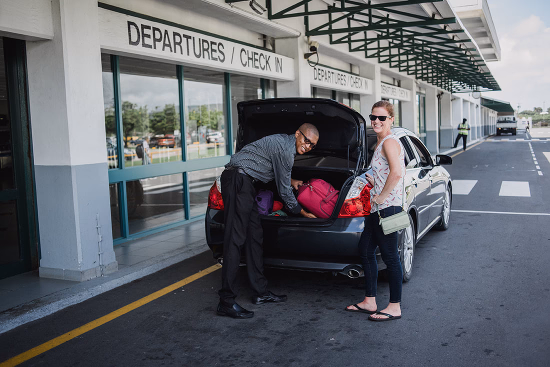 Is there a bus from St Lucia Hewanorra to Castries?