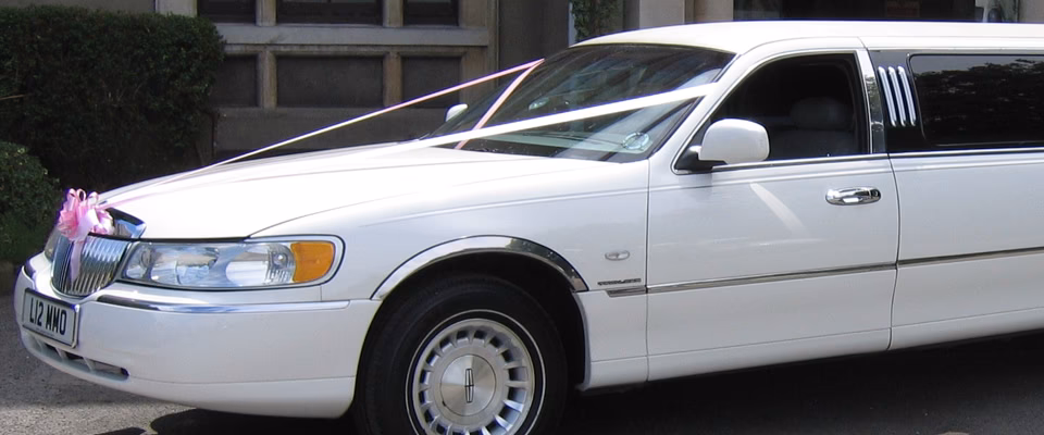 Who provides airport transfers in Swadlincote?