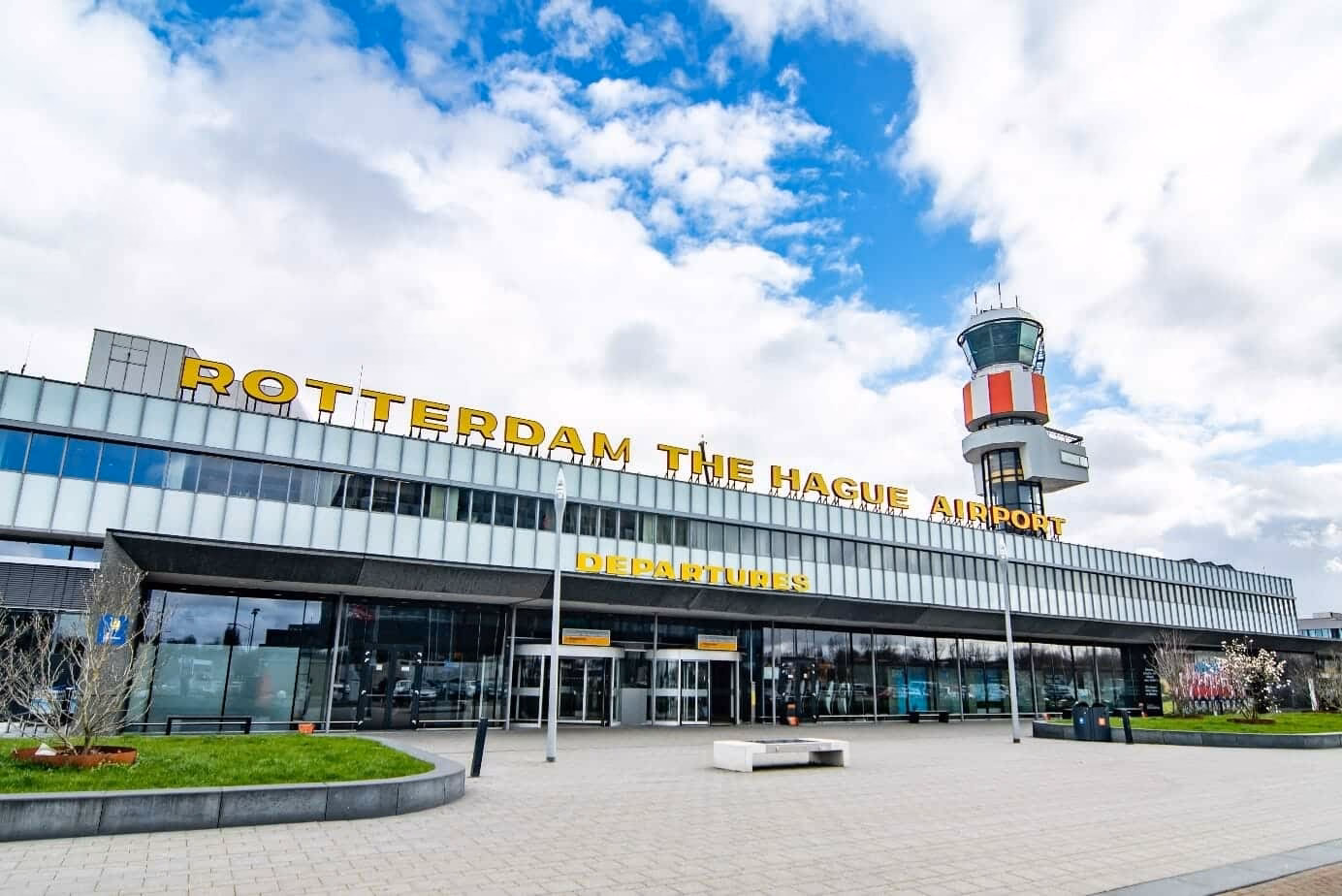 Is there a bus from the Hague to Rotterdam Airport (RTM)?