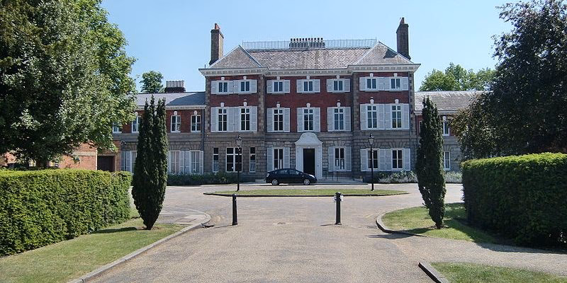 How do I book a taxi from Twickenham /Gatwick Airport?