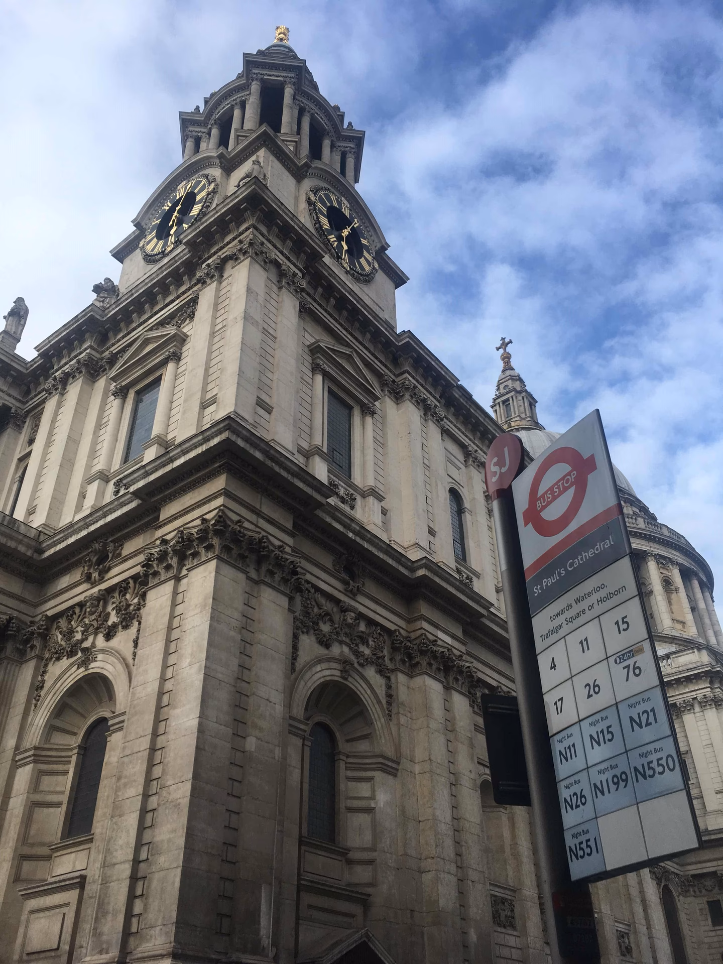 What bus stops are near St Paul's Cathedral?