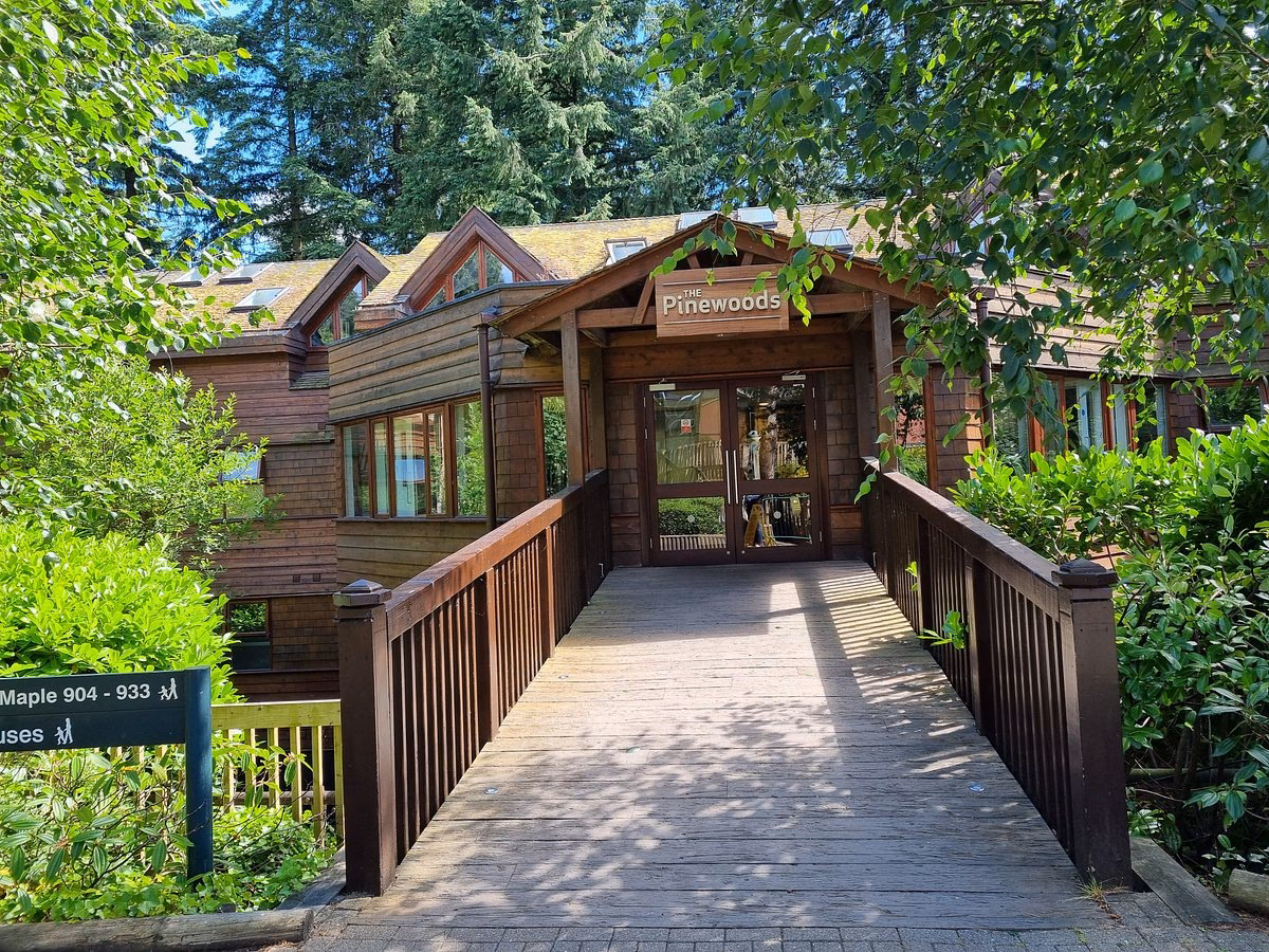 How much does it cost to stay in Longleat Safari & Adventure Park?