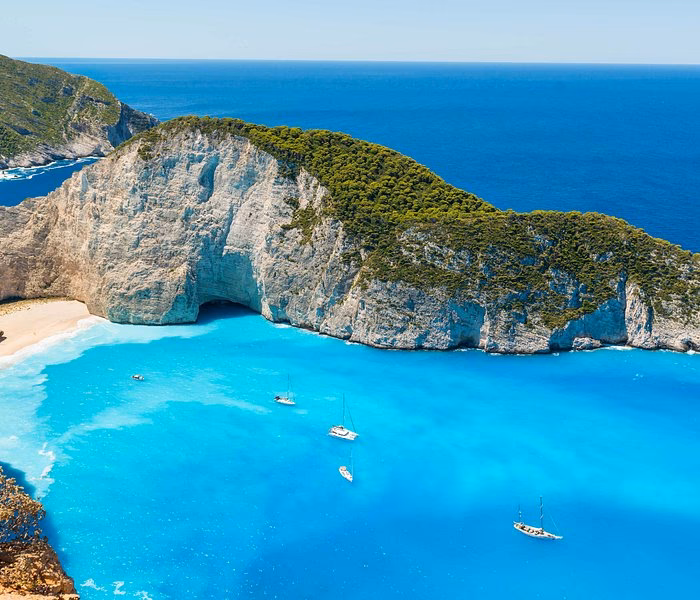 Where are the beaches in Tsilivi and Alykanas?