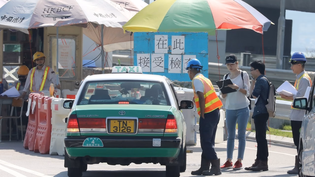 How to get from Hong Kong airport to Zhuhai?