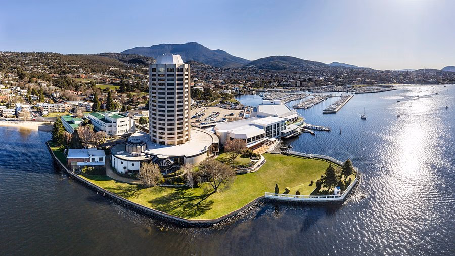How to get from Wrest Point Casino to Hobart Airport?