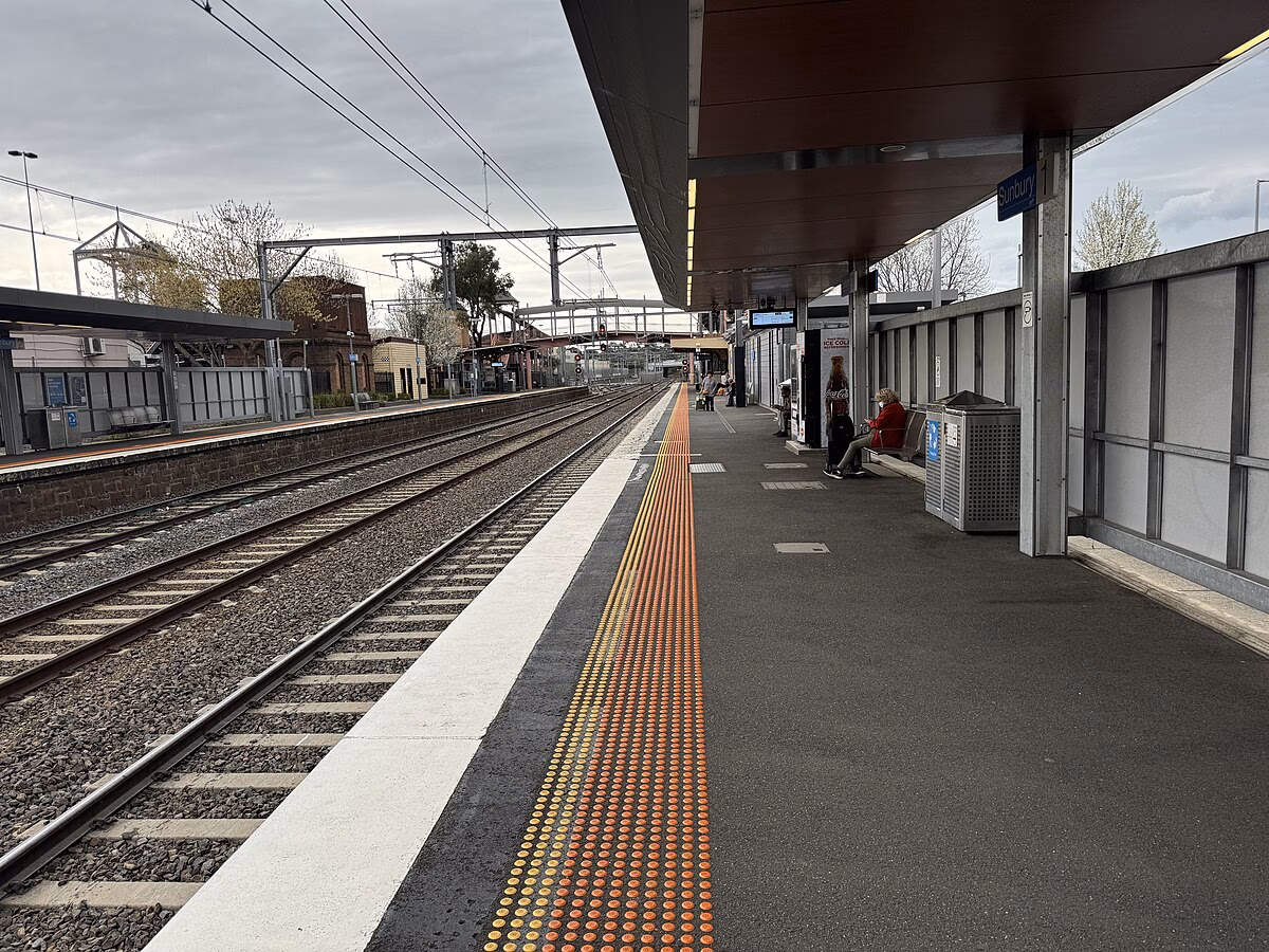 Is there a direct bus from Sunbury Station/Brook St?