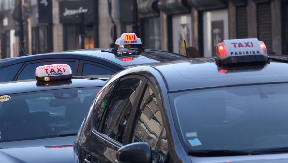 Où trouver un taxi à Fira ?