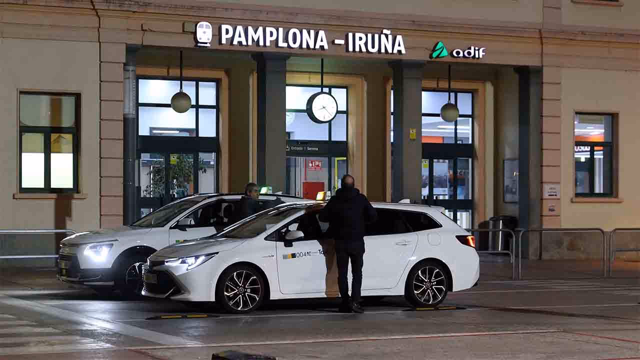 ¿Cómo puedo solicitar un taxi en Coruña?