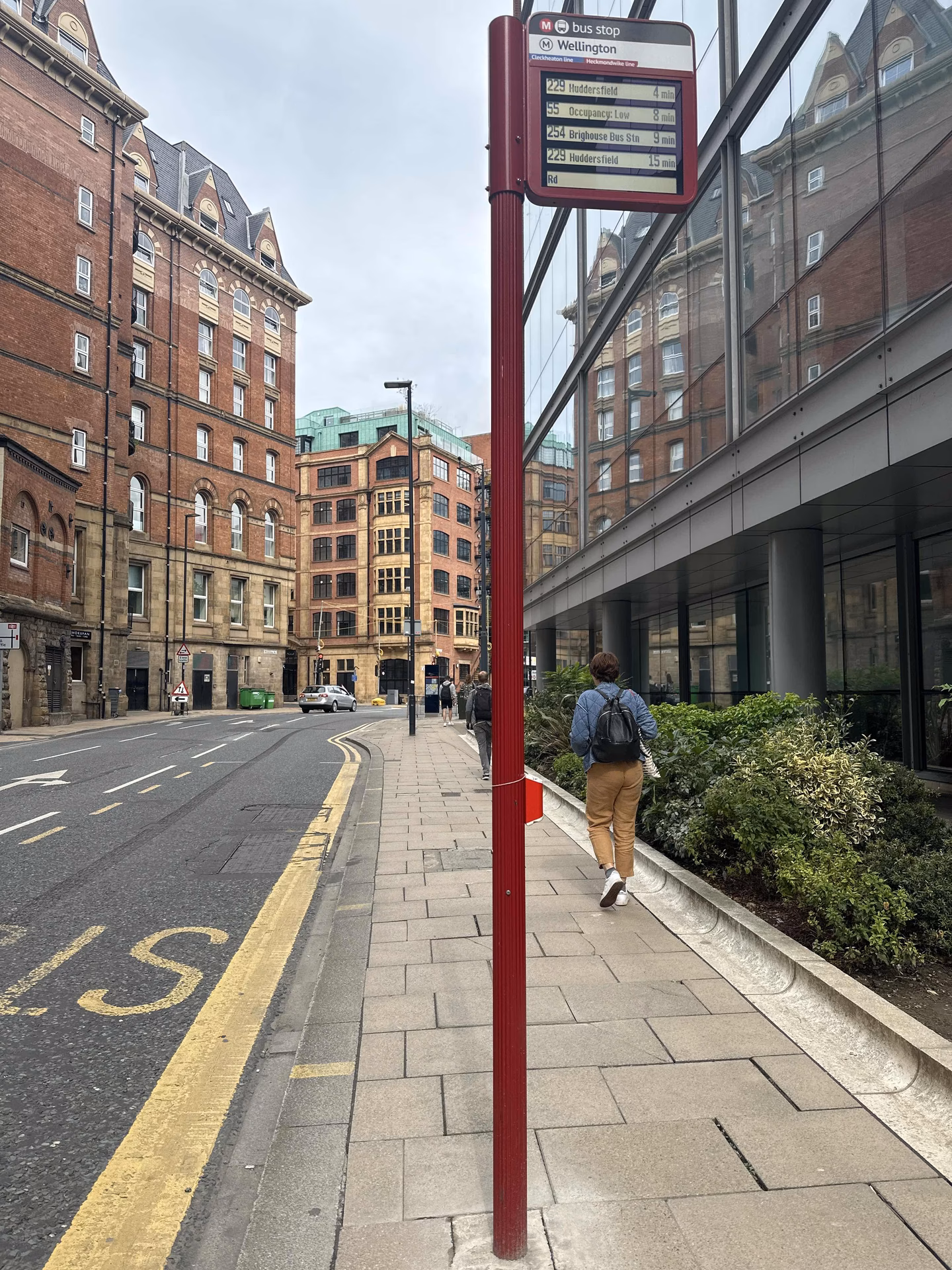 Is there a bus from Leeds station to Wellington Street & Wellington Place?