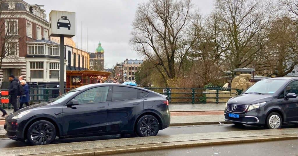 Is there a bus from Amsterdam Centraal station to Leidseplein?