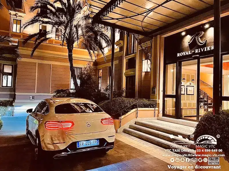 How far is Lyon from Bourg-Saint-Maurice?