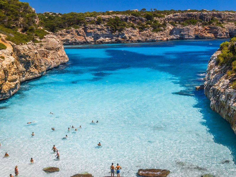 Is there a bus from Palma Mallorca Airport (PMI) to Cales de Mallorca?