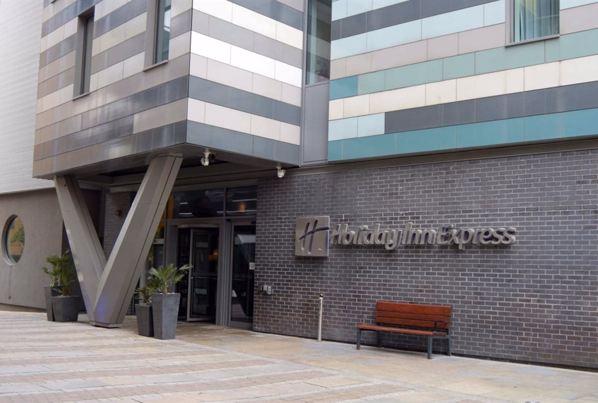 How far is Holiday Inn Express from Manchester Airport?