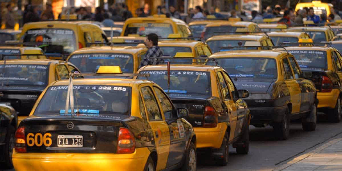 How do I stop a taxi in Mendoza?